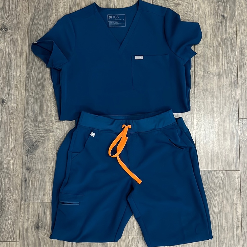 Figs women’s Small scrub top and jogger pants
